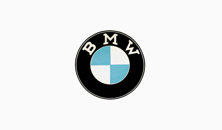 Bmw логотип на черном фоне